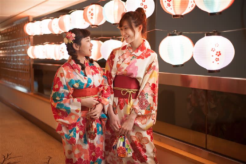 台北喜來登「大稻埕浪漫假期」住宿專案體驗日本彩色浴衣穿著。（圖／飯店業者提供）