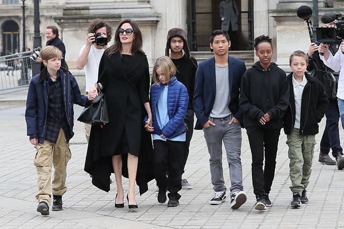 Angelina Jolie con sus hijos