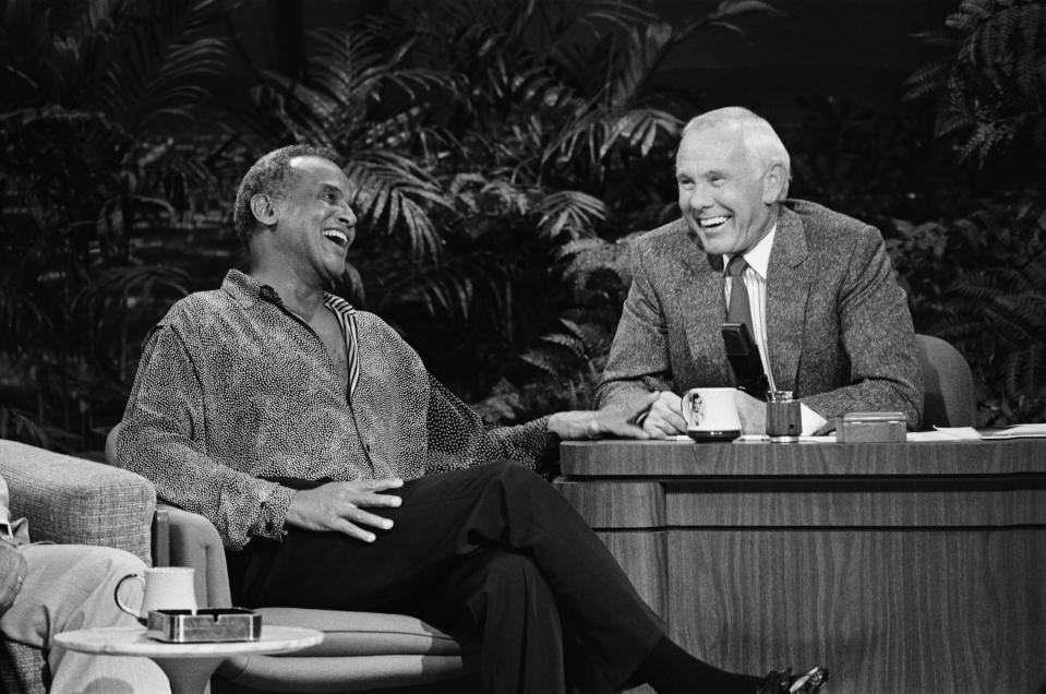 THE TONIGHT SHOW STARRING JOHNNY CARSON -- Pictured: (l-r) Singer Harry Belafonte, host Johnny Carson on September 9, 1988 -- (Photo by: Gary Null/NBCU Photo Bank/NBCUniversal via Getty Images via Getty Images)