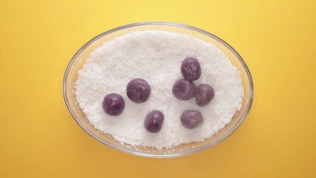 coat ondeh ondeh with coconut after boiling