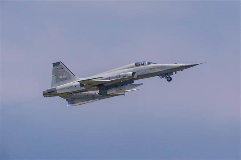 2架F-5E單座戰機疑擦撞墜海，雷達光點消失於屏東牡丹鄉岸際旭海漁港，距岸1.4浬海域處。圖為F-5E戰機。(陳姓航空迷提供／蔡旻妤台東傳真)