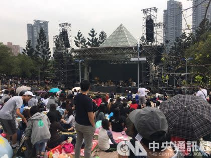 （樂團五月天成軍20週年紀念日，今日晚間將在台北大安森林公園免費開唱，上午已有大批民眾在大安森林公園排隊等待）