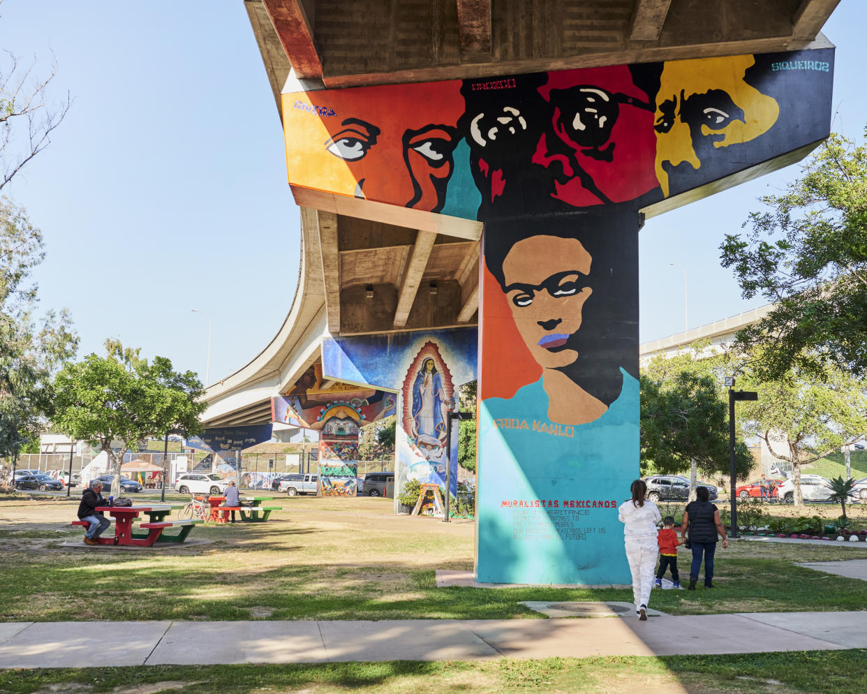 Murales en el Parque Chicano en el Barrio Logan de San Diego, el 6 de noviembre de 2021. (John Francis Peters/The New York Times)
