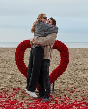 派翠克史瓦辛格在海邊向女友艾比查恩求婚。（圖／翻攝IG）