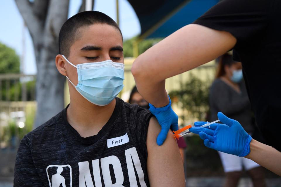 Un adolescent se fait vacciner contre le Covid-19 à Los Angeles (États-Unis), le 14 mai 2021. - Patrick T. FALLON 