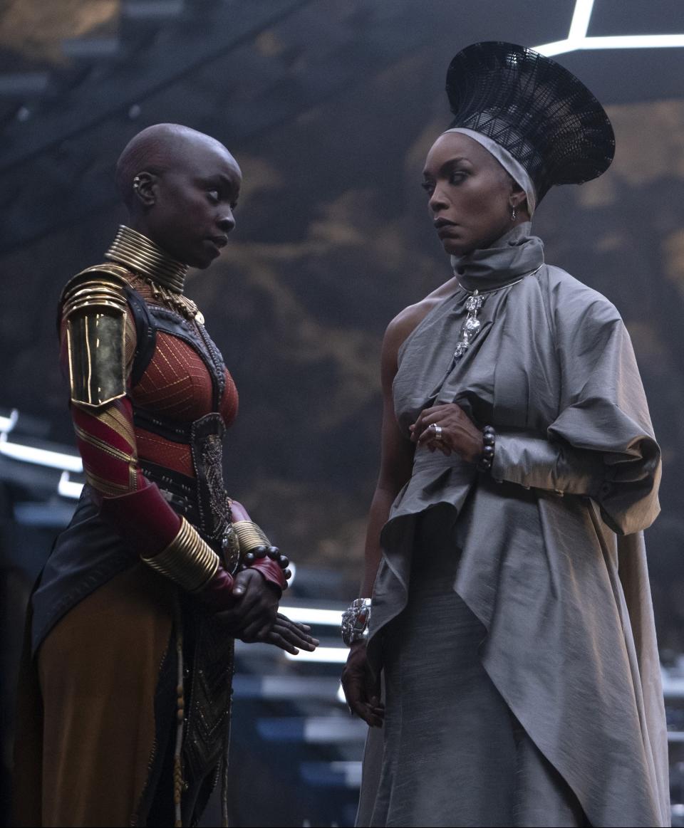 戴娜葛里拉飾演皇家護衛隊奧科耶（左）與安琪拉貝瑟（右）詮釋的拉瑪達皇后，展現了瓦干達女力的團結及堅毅。（圖／迪士尼）