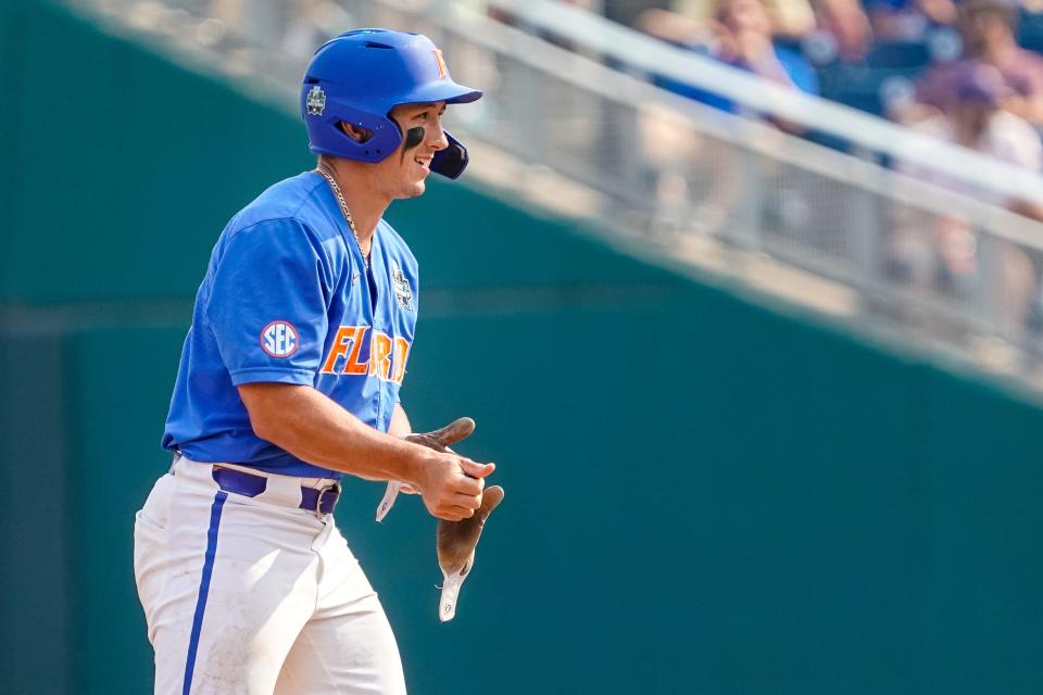 25 de junio de 2023;  Omaha, NE, EE. UU.;  El jardinero central de los Florida Gators, Wyatt Langford (36), sonríe después de conectar un doble de dos carreras contra los LSU Tigers durante la octava entrada en el Charles Schwab Field Omaha.  Crédito obligatorio: Dylan Widger-USA TODAY Sports