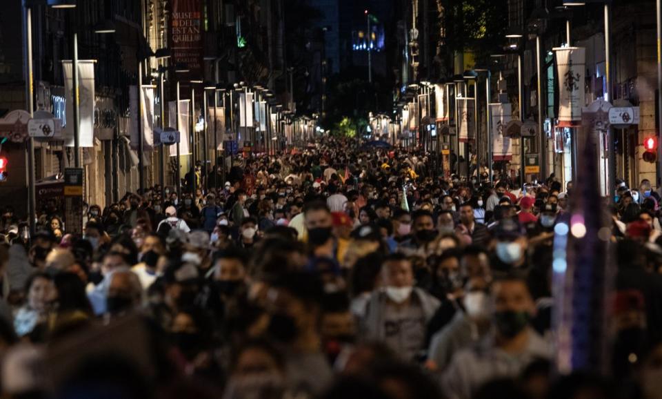 CIUDAD DE MÃ‰XICO, 15AGOSTO2021.- Tercer dÃ­a consecutivo del espectÃ¡culo â€œMemoria Luminosaâ€ que conmemora los â€œ500 aÃ±os de Resistencia IndÃ­genaâ€ en el ZÃ³calo capitalino, donde miles de personas se congregan desde temprana hora, la mayorÃ­a incumpliendo medidas sanitarias. La ciudad entrarÃ¡ la prÃ³xima semana en su tercer semana en color naranja del SemÃ¡foro EpidemiolÃ³gico por covid-19.
FOTO: ANDREA MURCIA /CUARTOSCURO.COM