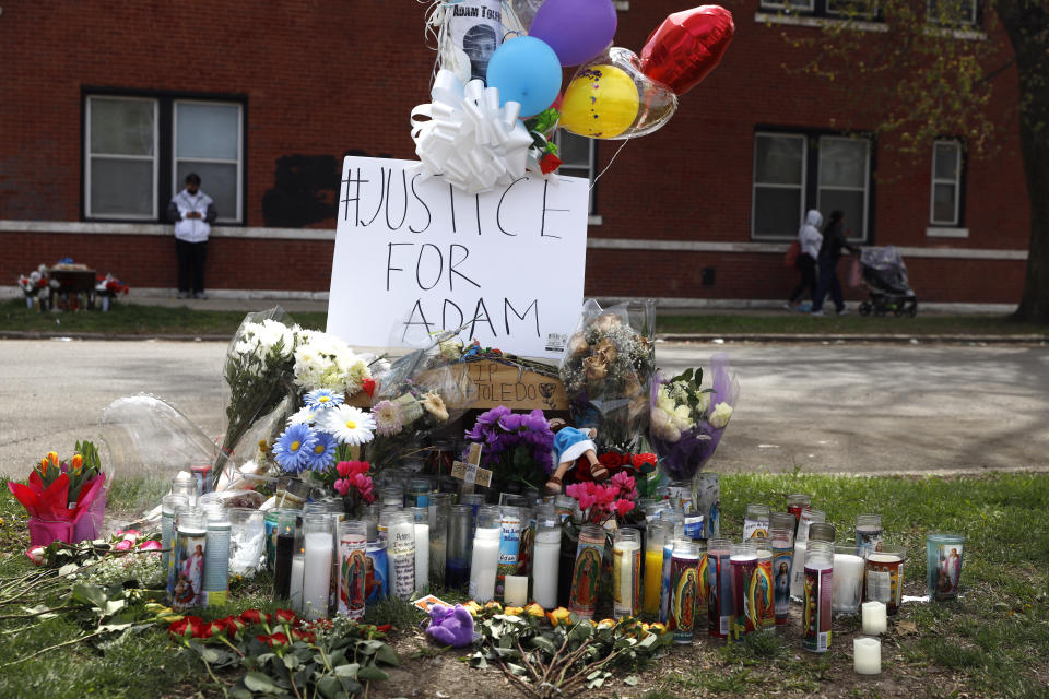 Este altar improvisado fue erigido el viernes 16 de abril de 2021 cerca de donde Adam Toledo, de 13 años, fue muerto de un disparo por un policía en el vecindario Little Village de Chicago. (AP Foto/Shafkat Anowar)