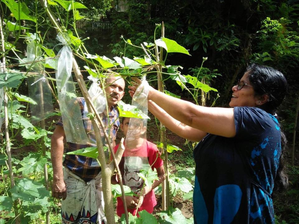 Anoma y familia en su huerto