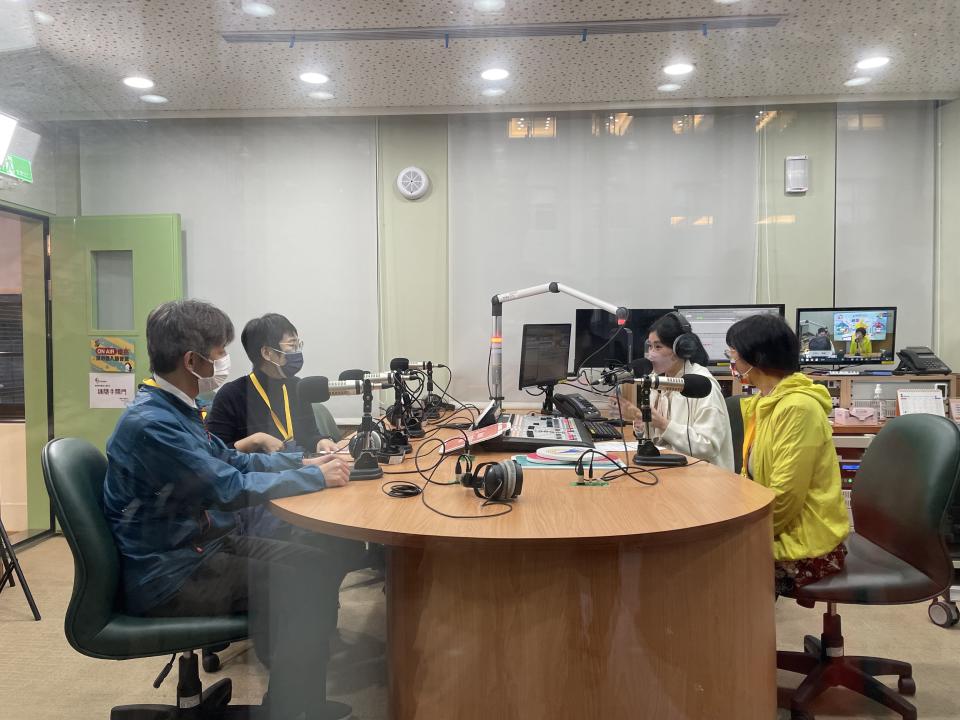 教育電臺生活In Design 節目主持人嘉妮帶領日韓交流訪問團學者體驗Open Studio現場播音。