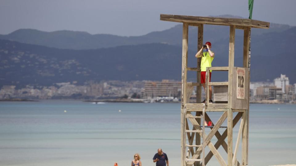 Ein Rettungsschwimmer beobachtet den Strand von El Arenal auf Mallorca.