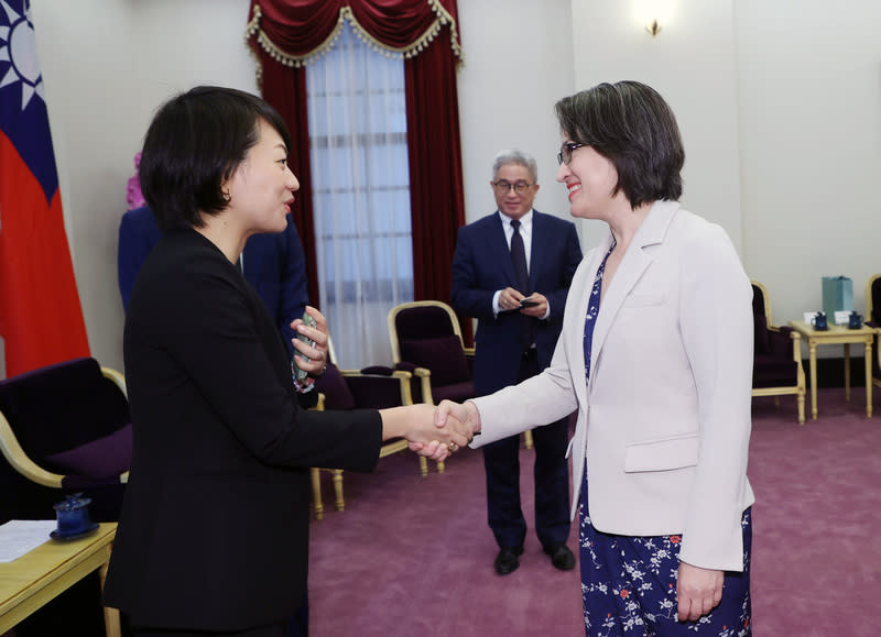 副總統當選人蕭美琴與鈴木貴子致意 日本自民黨青年局長鈴木貴子訪台團30日赴總統府會 見副總統賴清德，圖為陪同接見的副總統當選人蕭美 琴（右）與鈴木貴子（左）握手致意。 中央社記者鄭傑文攝  113年4月30日 