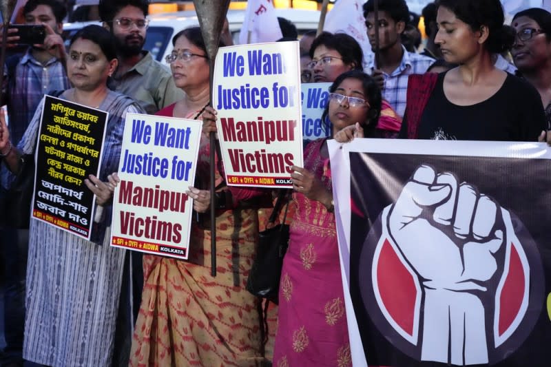 <cite>7月22日，印度民眾呼籲處理曼尼普爾邦性暴力案。一段影片曝光了兩名位於曼尼普爾邦的女性遭受強制脫衣、公然侵犯以及據控遭集體性侵的駭人場面。（AP）</cite>
