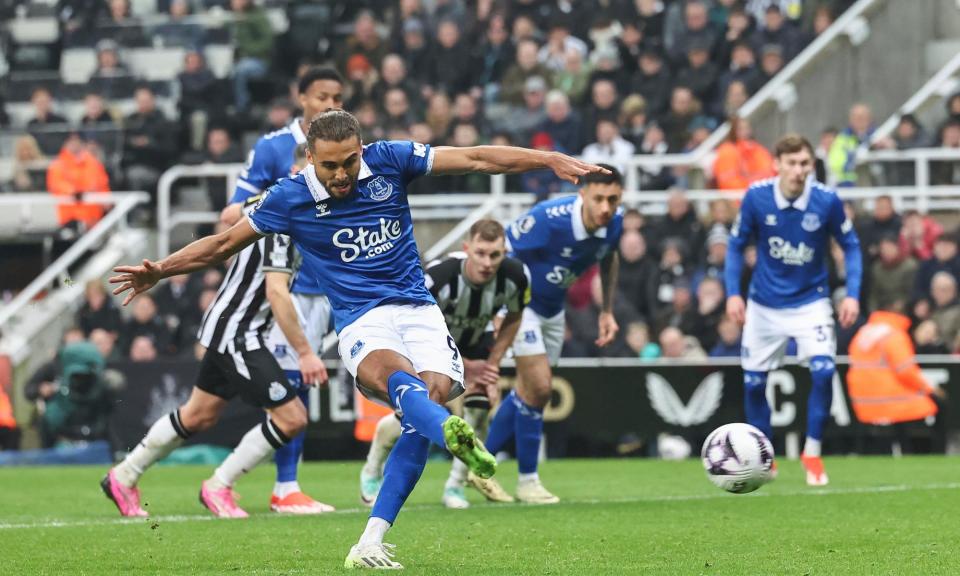 <span>Dominic Calvert-Lewin levels from the penalty spot to rescue a point for Everton.</span><span>Photograph: Lee Parker/CameraSport/Getty Images</span>