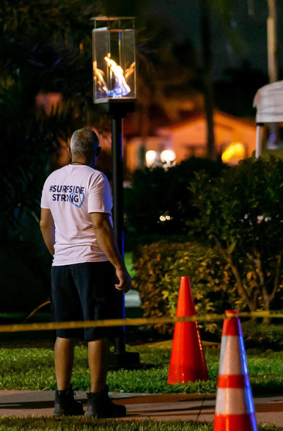 La ciudad de Surfside encendió una antorcha cerca del sitio del desaparecido edificio de condominios Champlain Towers South el viernes 24 de junio de 2022, en Surfside, Florida. Los familiares de las 98 víctimas del derrumbe del edificio de condominios el 24 de junio de 2021 se reunieron en el lugar para conmemorar el primer aniversario de la tragedia.