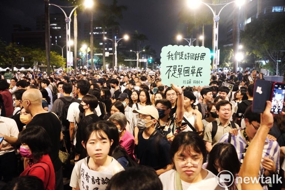 一位民眾在抗議人群中高舉「我們是好國好民不是草國草民」手舉牌。   圖：張良一/攝