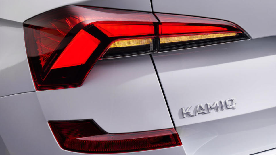 分段式的尾燈搭配下方更銳利的反光片，是Kamiq小改款車款重點之一。(圖片來源/ Škoda)