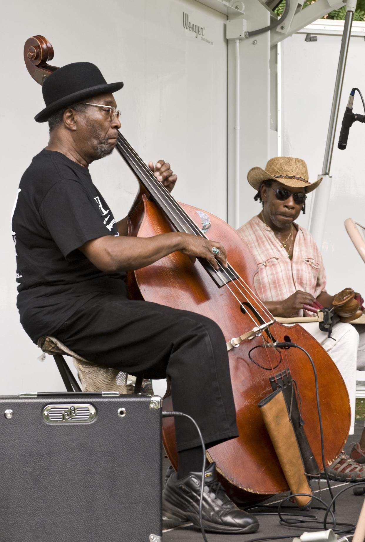 William "Salty Bill" Salter, left, with Dave Gibson, playing with the Ebony Hillbillies in 2010 in New York. (Photo: Ebet Roberts/Redferns/Getty Images)