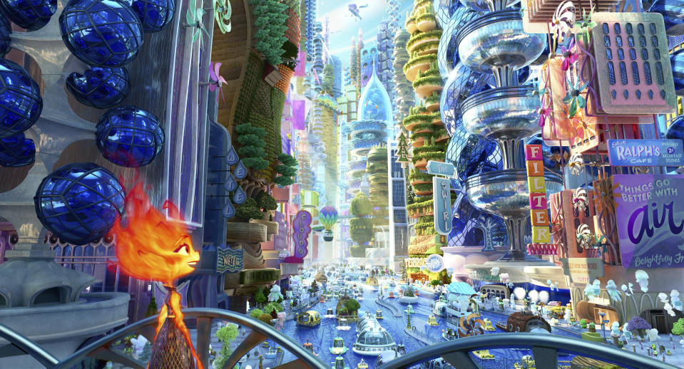 Esta imagen proporcionada por Disney/Pixar Studios muestra a Ember, con la voz de Leah Lewis, en una escena de la película animada "Elemental". (Disney/Pixar vía AP)