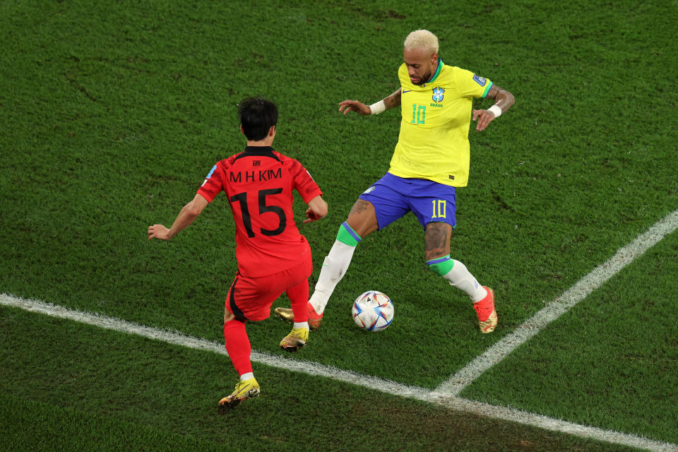 Neymar no pudo evitar que Kim Moon-hwan le pasara la pelota por en medio de las piernas  (Photo by Alex Pantling/Getty Images)