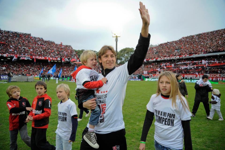 Campeón con Newell´s en su regreso al país, en 2013, acompañado en los festejos por sus hijos, Agustín, Thomas y Paula, muy pequeños entonces; en mayo de 2014 se retiró de las canchas