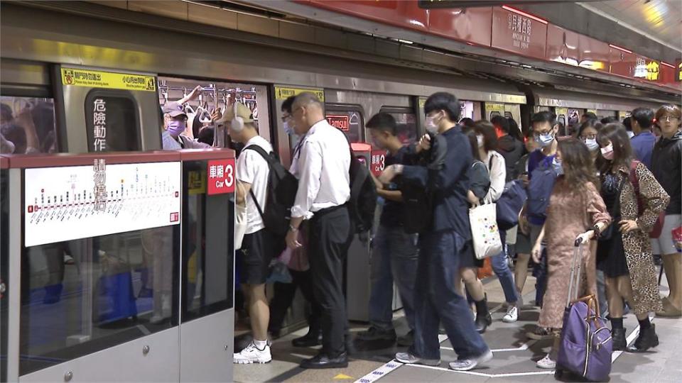 北捷民權西路站民眾「落軌」　紅線各站月台全塞爆