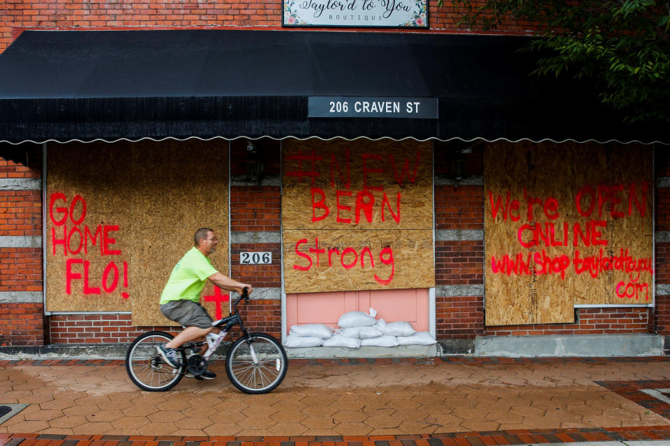 <p>Einige versuchen, die angespannte Situation noch mit Humor zu nehmen und fordern den gefährlichen Wirbelsturm einfach auf, nach Hause zu gehen. Doch das wird „Florence“ wohl wenig stören. (Bild: REUTERS/Eduardo Munoz) </p>