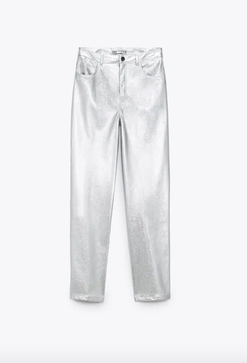 Pantalón metalizado de Zara.