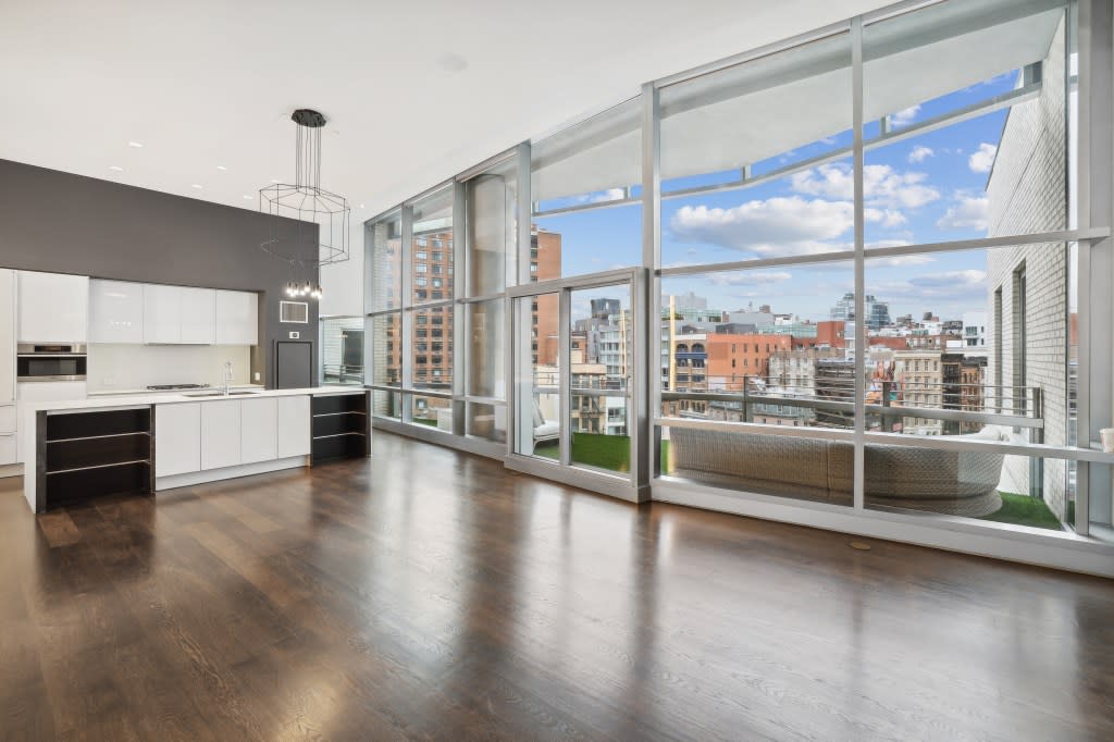 The 1,714-square-foot abode has floor-to-ceiling windows,13-foot ceilings and a chef’s kitchen. Shoootin.com