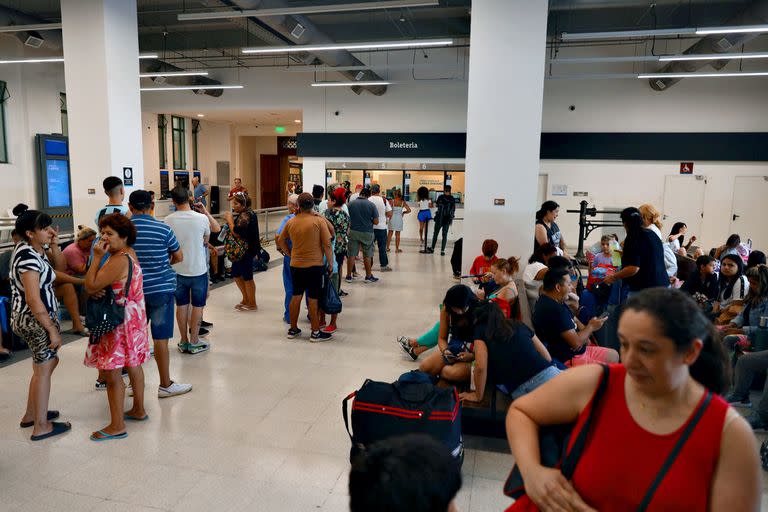 Largas filas y gente instalada en Plaza Constitución a la espera de un pasaje de último momento  