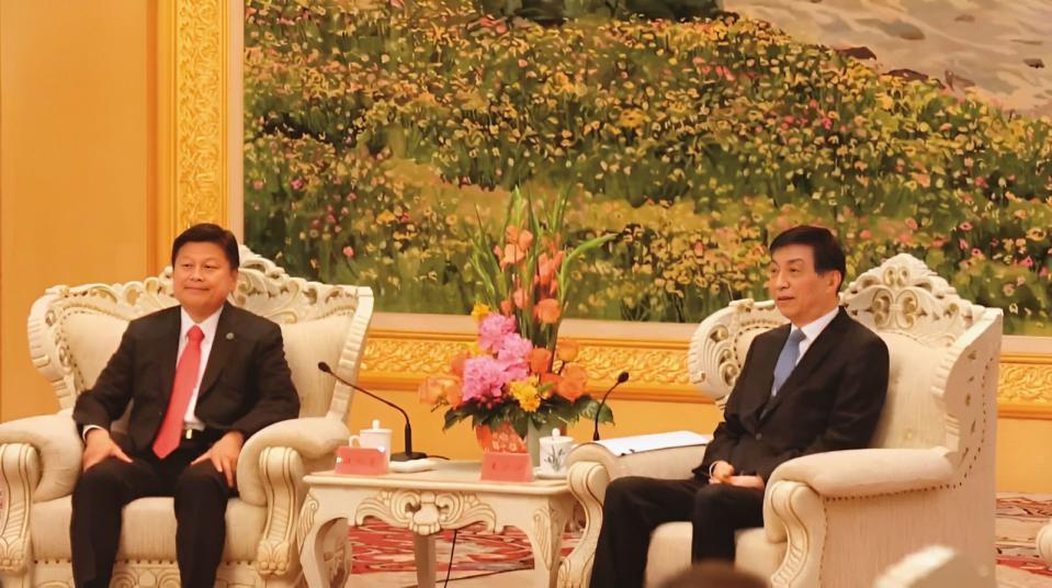傅崐萁（左）一行備受禮遇，除獲得台辦系統高規格接待，並與中國政協主席王滬寧（右）會談。（翻攝直播）
