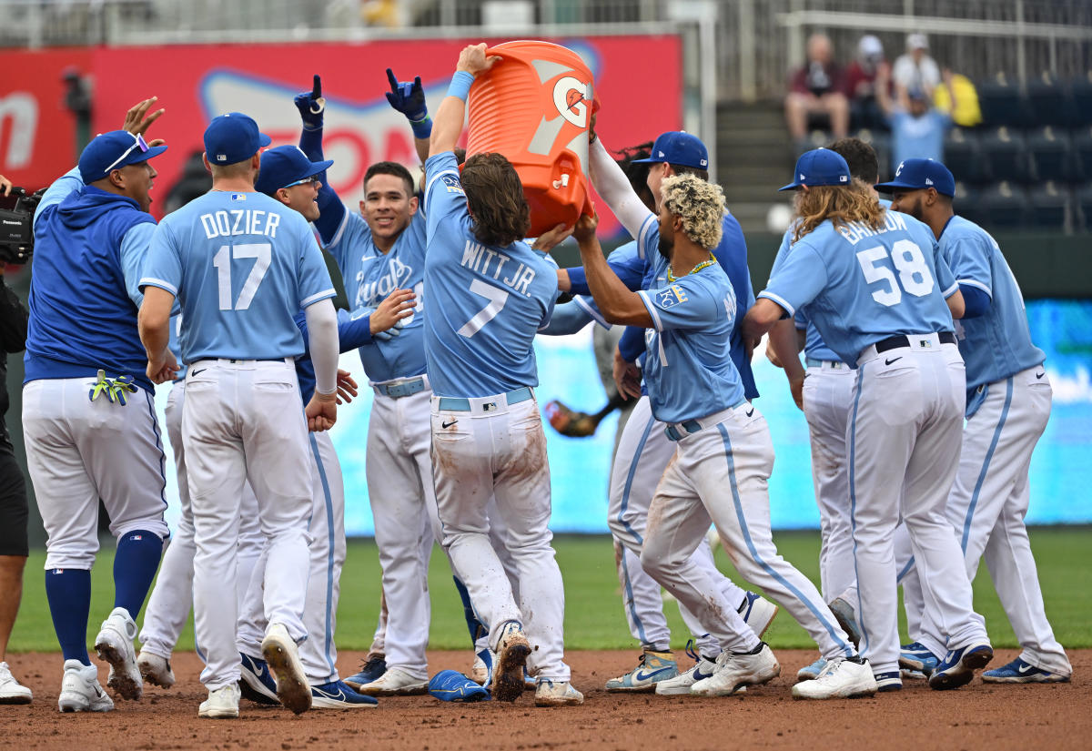 Fermin's bunt in ninth gives Royals 4-3 win over White Sox