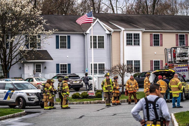 Bomberos en una casa en Lebanon, Nueva Jersey, donde se registró el epicentro del sismo. (EDUARDO MUNOZ ALVAREZ / GETTY IMAGES NORTH AMERICA / Getty Images via AFP)