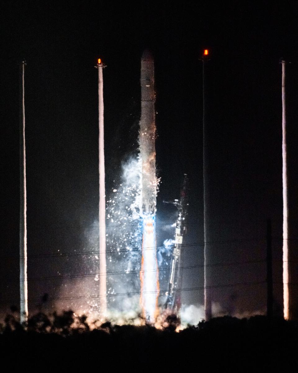 A picture shows the rocket lifting off from the pad, its engines roaring behind it.