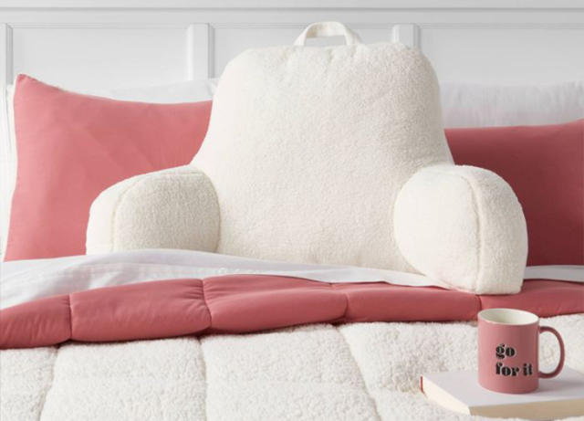 How to Keep Throw Pillows Fluffy- Even if You Have Kids, Pets & a Hubby