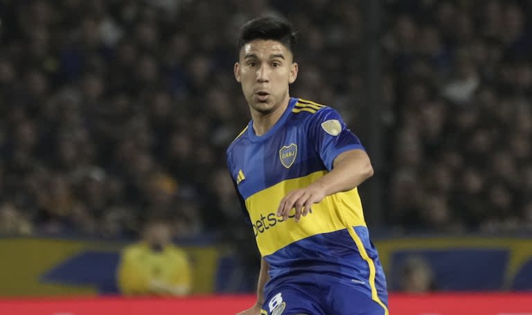 Pol Fernández, titular hoy en el mediocampo de Boca