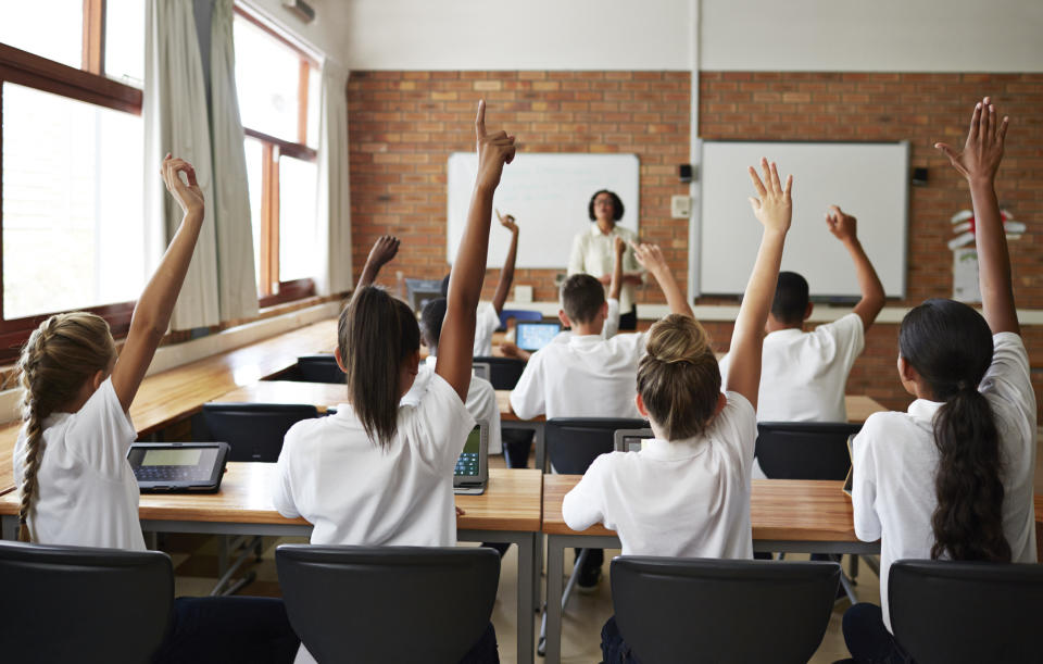 Die beiden Frauen sind beste Freundinnen, seit der sechsten Klasse - das war vor 17 Jahren. Jetzt haben sie erfahren: Sie sind noch viel mehr. Foto: Symbolbild / gettyimages / Klaus Vedfelt