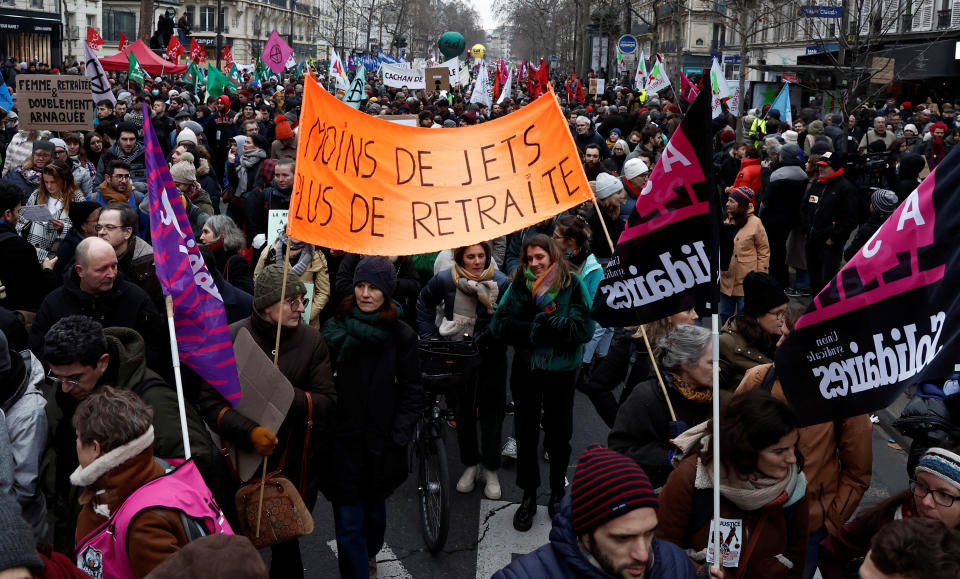 Manifestación en París. En el cartel se lee: menos jets privados y más pensiones. (REUTERS/Benoit Tessier)