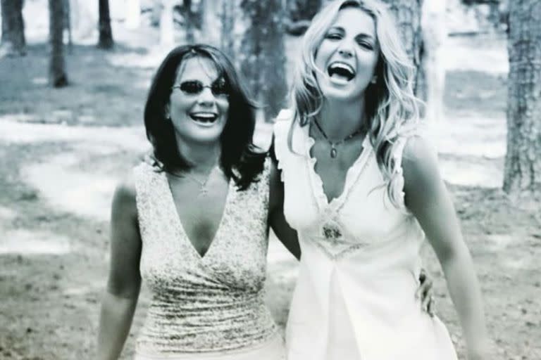 Lynne Spears, madre de Britney Spears, junto a la cantante