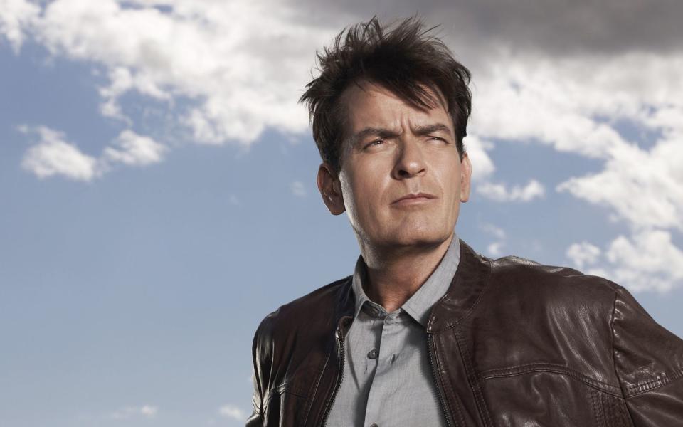 Braut sich da wieder was zusammen über Charlie Sheen? Hollywoods Skandalnudel Nummer eins flog einst bei der Sitcom "Two and a Half Men" raus, weil er den Produzenten Chuck Lorre öffentlich beleidigt hatte. Sheens nächste Serie hieß folgerichtig "Anger Management", zu Deutsch: "Agressionsbewältigung". (Bild: RTL Nitro)