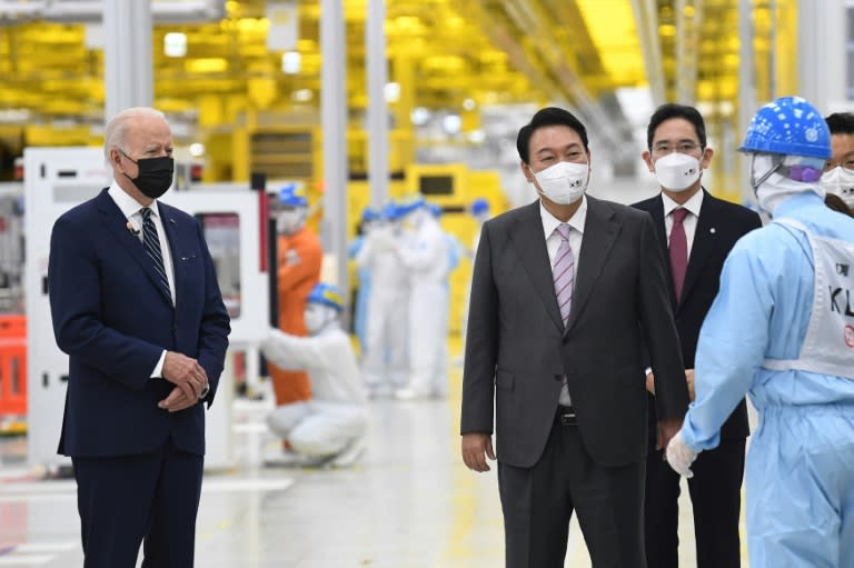 Les présidents américain Joe Biden (g) et sud-coréen Yoon Suk-yeol visitent une usine de semi-conducteurs Samsung à Pyeongtaek, dans les environs de Séoul, le 20 mai 2022 (KIM Min-Hee)