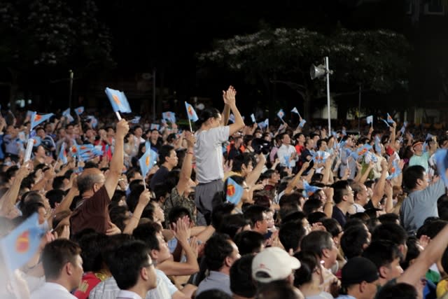 The crown cheering for the Workers' Party. (Yahoo! photo/ Ion Danker)