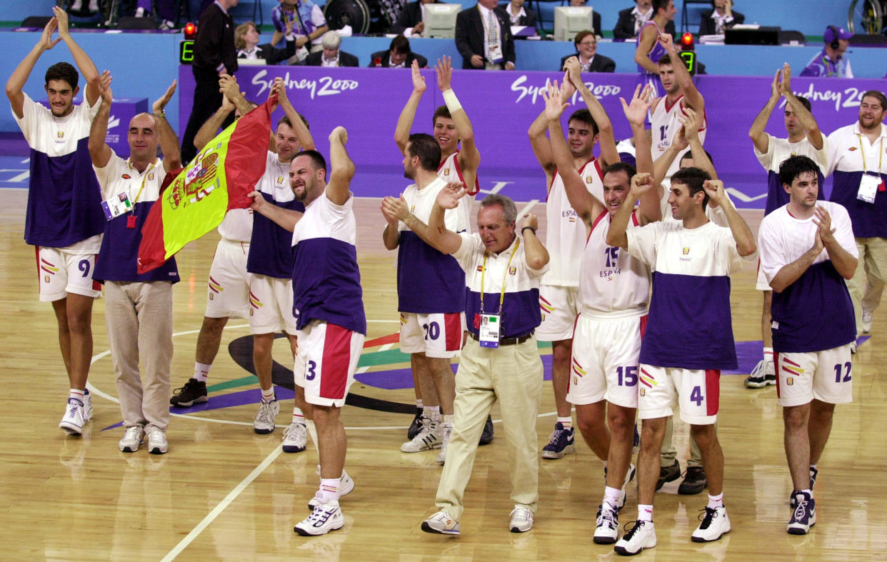 Das spanische Basketballteam feiert den erschwindelten Sieg bei den Paralympischen Spielen in Sydney (Bild: AP Photo/Rick Rycroft)