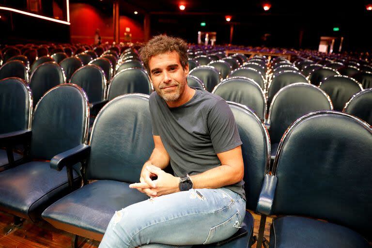 Nicolás Cabré, en una charla desde el teatro porteño donde sube a escena con Los mosqueteros del rey