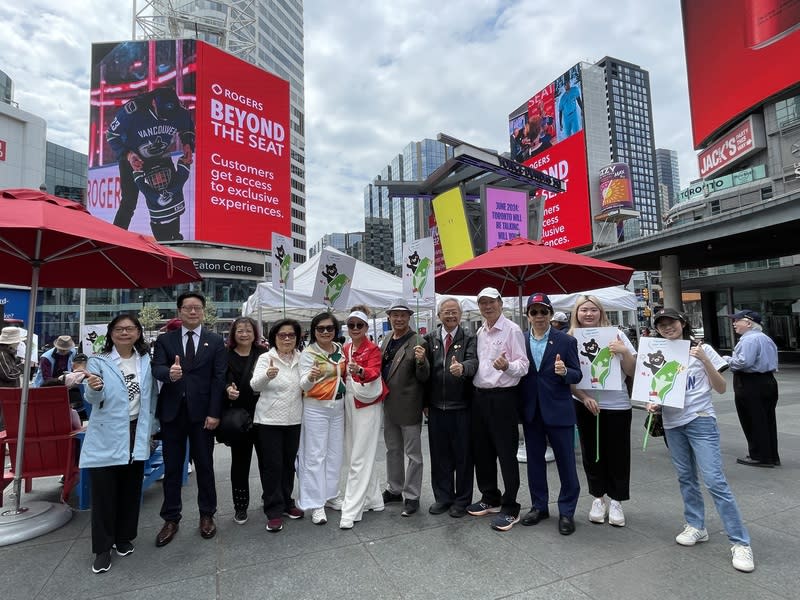 多倫多僑界總動員 力挺台灣參與WHA 多倫多僑界支持台灣參與WHA活動，結合25個僑社合 力舉辦，眾多僑民踴躍共襄盛舉。 中央社記者胡玉立多倫多攝  113年5月6日 