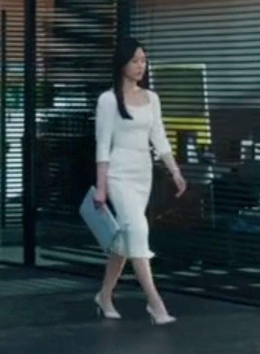 徐玄振以一身合身白色洋裝搭配Manolo Blahnik Nadira高跟鞋。（翻攝自網路）