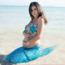 <p>Diese Schwangere besticht nicht nur mit ihren Modelqualitäten – vor allem entzückt sie mit ihrem Babybauch, den sie mit ihren Armen fest umschlingt. Den perfekten Mermaid-Look unterstreichen Paillettendetails und ein schimmerndes Blau, das die Flosse gekonnt in Szene setzt. (Bild: Instagram/mermaiidvibes) </p>