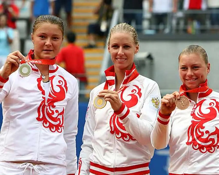 Bei Olympia in Peking 2008 feiert Dementjewa ihren größten Erfolg: Sie schnappt sich die Goldmedaille! Das Siegerpodest war damals nur von Russinnen besetzt. Dinara Safina (l.) holt Silber, auf dem dritten Rang landet Vera Zvonareva