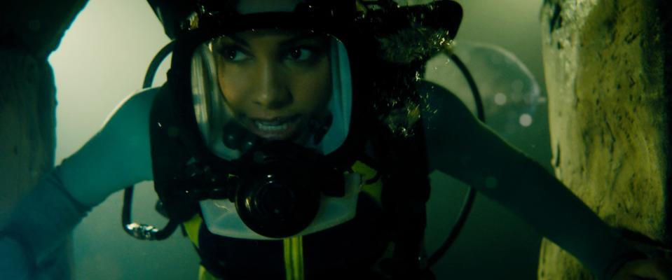 Corinne Foxx goes for a deep dive in '47 Meters Down: Uncaged' (Photo: Entertainment Studios Motion Pictures / courtesy Everett Collection) 